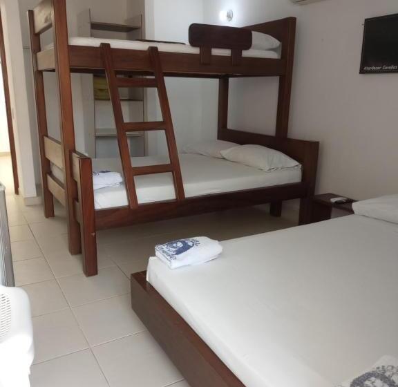 اتاق خانوادگی با چشمانداز دریا, La Fragata