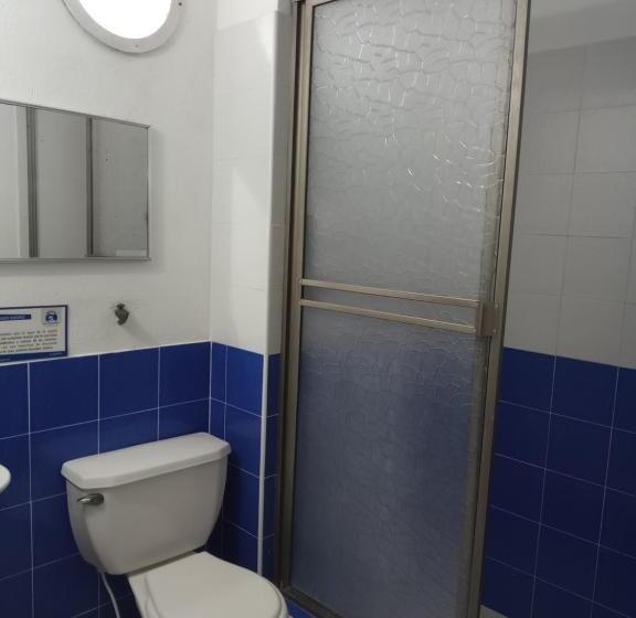 اتاق خانوادگی با چشمانداز دریا, La Fragata