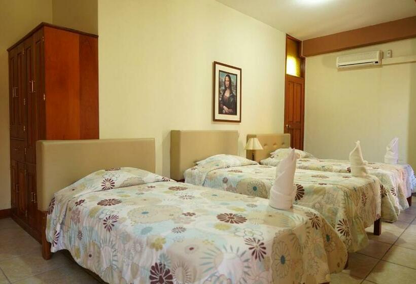 غرفة قياسية ثلاثية, Oro Verde & Suites