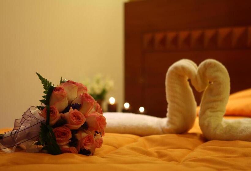 주니어 스위트, Tikary