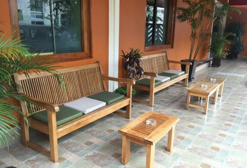 标准单人间, Tinkus Inn