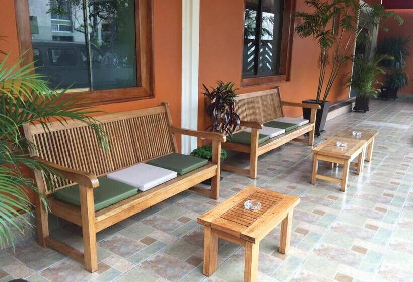 标准三人间, Tinkus Inn