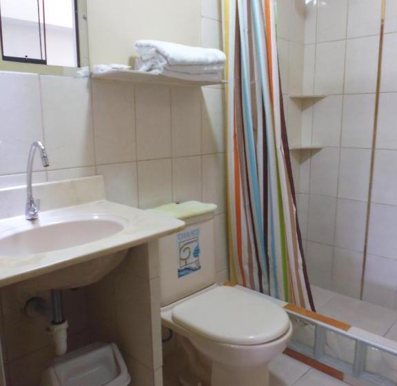 标准三人间, Tinkus Inn