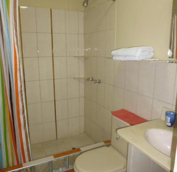 高级大房间, Tinkus Inn