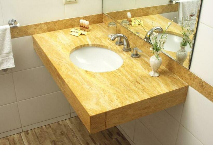 غرفة قياسية ثلاثية, Lunahuana River Resort