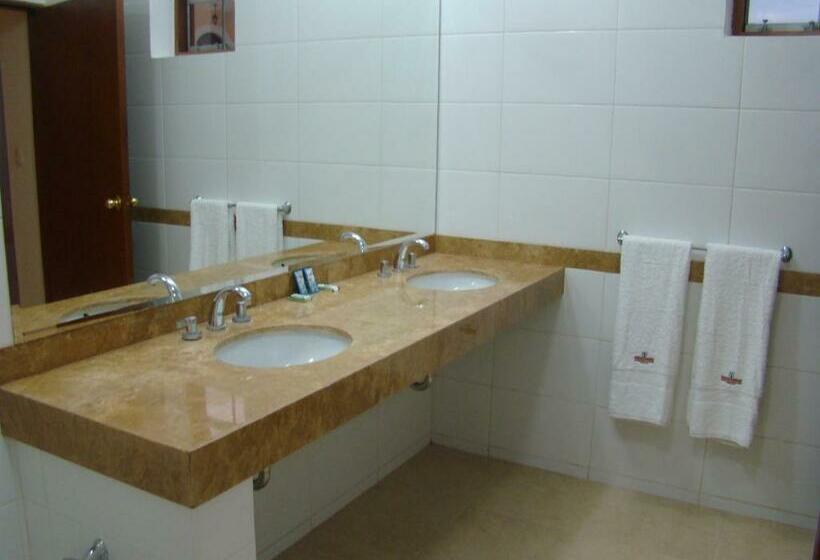 غرفة قياسية ثلاثية, Lunahuana River Resort