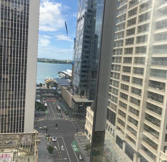 اتاق خانوادگی با چشم‌انداز دریا, Garden Hostel