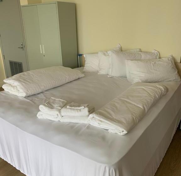 اتاق استاندارد چهار تخته با چشم‌انداز دریا, Garden Hostel