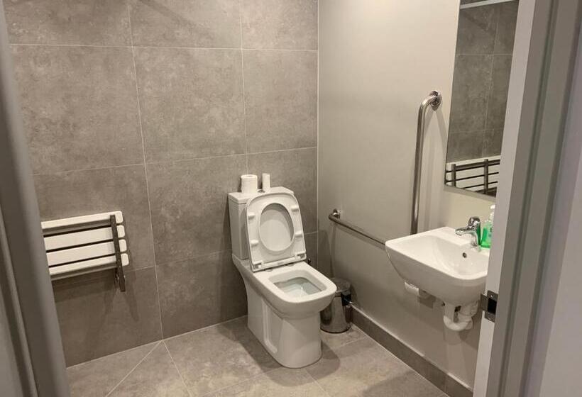 اتاق خانوادگی با چشم‌انداز دریا, Garden Hostel