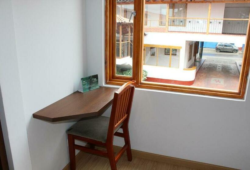 舒适三人间, Cacique Real