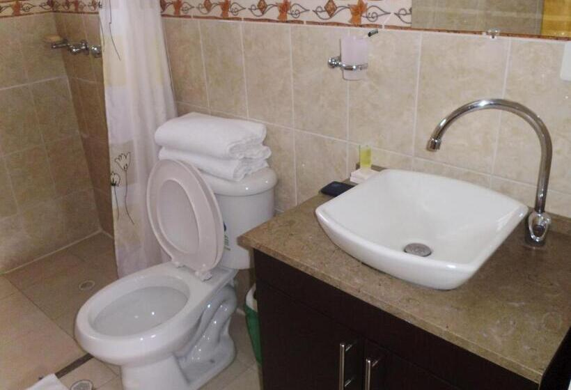 舒适三人间, Cacique Real