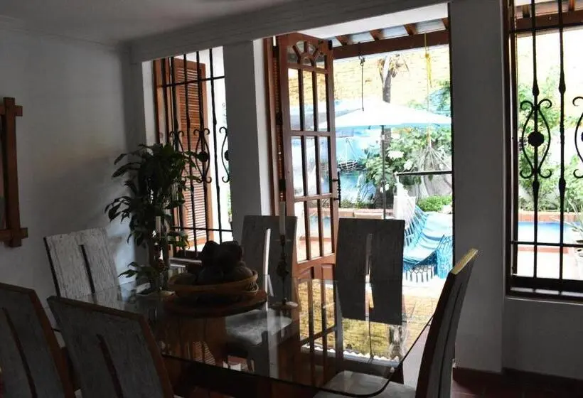 Talo 4 Makuuhuonetta, Casa Isabelita