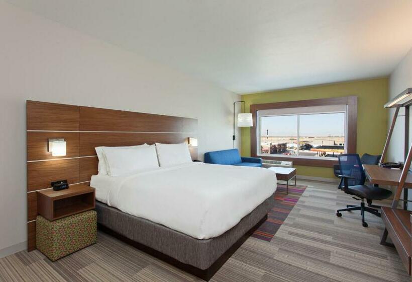 מיטת קינג בסוויטה, Holiday Inn Express & Suites   Brigham City   North Utah, An Ihg