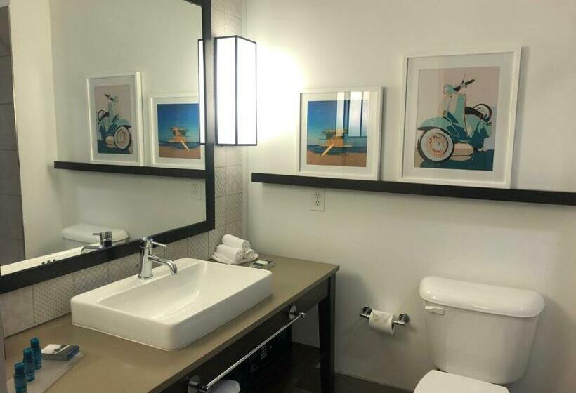 キングサイズベッドのスタンダードルーム, Suncoast Park Hotel Anaheim Resort, Tapestry By Hilton