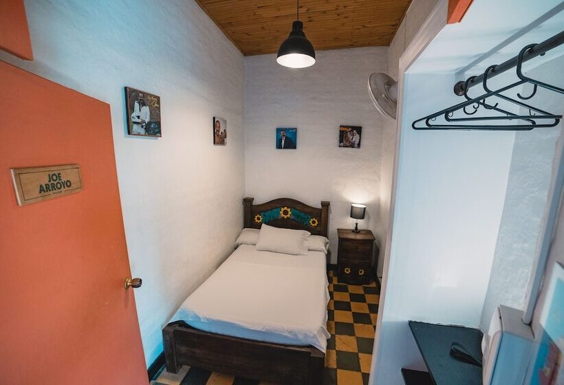غرفة قياسية فردية حمام مشترك, Viajero Hostel Cali & Salsa School