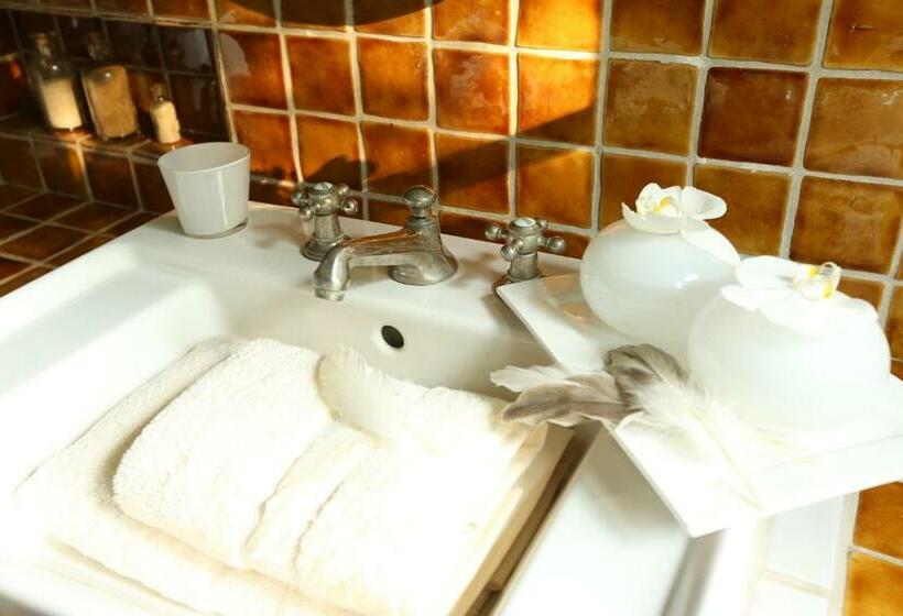 اتاق استاندارد با چشمانداز استخر, Le Clos De Bénédicte