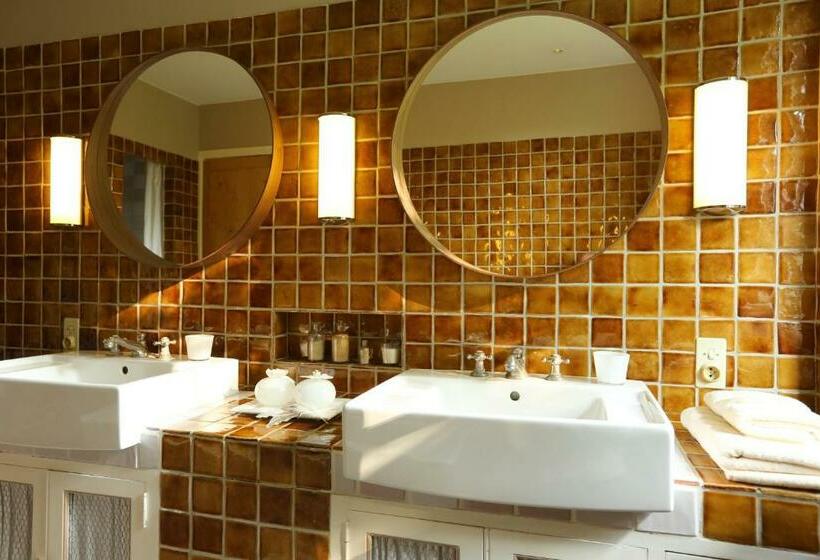 اتاق استاندارد با چشمانداز استخر, Le Clos De Bénédicte