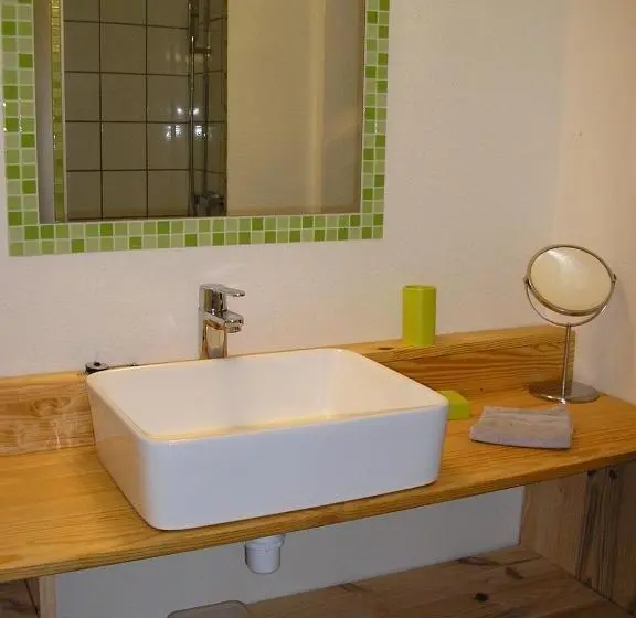 Standard Kolmen Hengen Huone, Les Chambres De Kerael