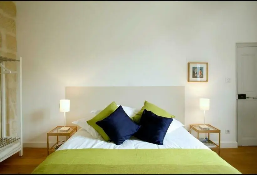اتاق استاندارد با چشم‌انداز استخر, La Maison Rouge D Uzes B&b