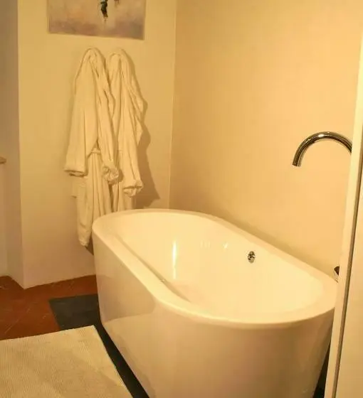 اتاق لوکس با چشم‌انداز باغ, La Maison Rouge D Uzes B&b
