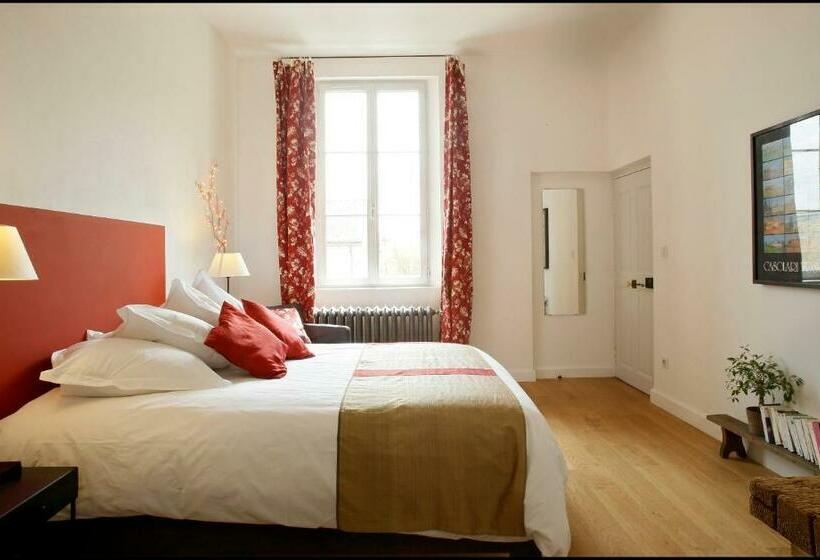 חדר דלוקס נוף לגינה, La Maison Rouge D Uzes B&b