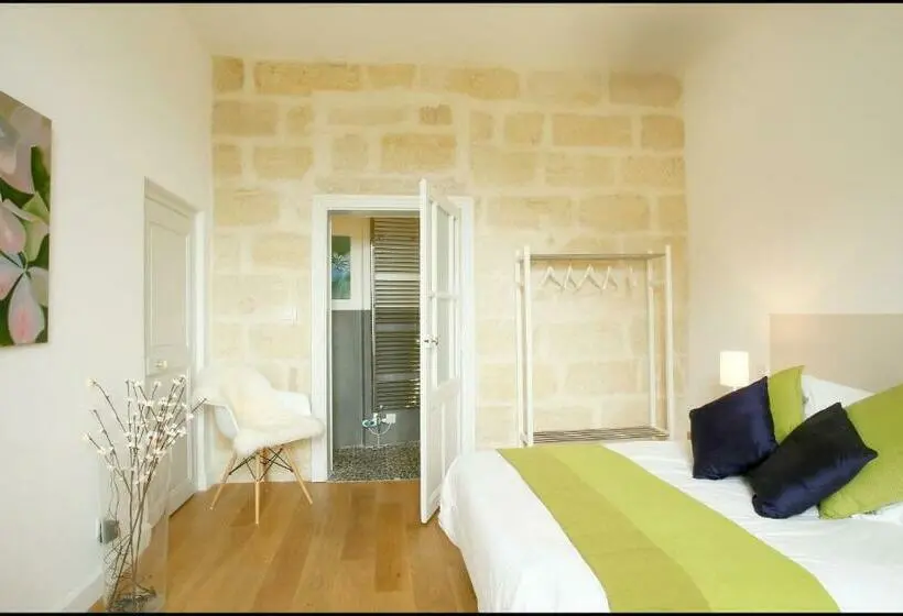 اتاق استاندارد با چشم‌انداز استخر, La Maison Rouge D Uzes B&b