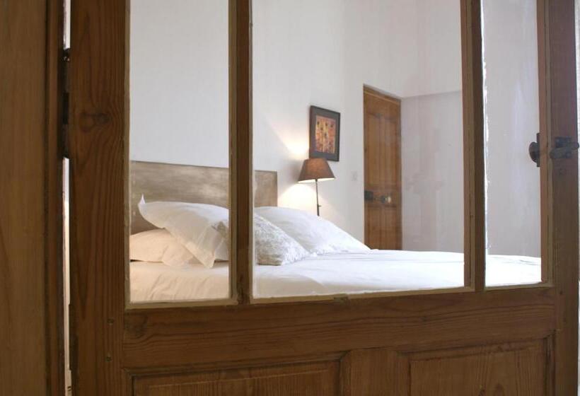 스위트, La Maison Rouge D Uzes B&b