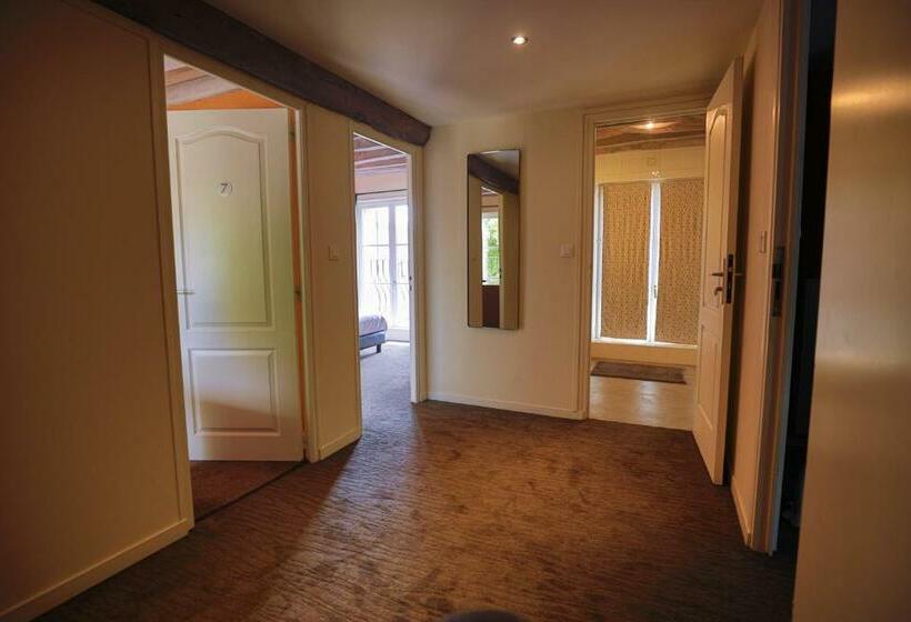 חדר משפחתי, Ferme Du Roy