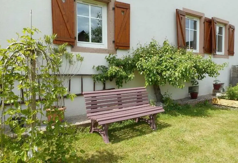 Huoneisto 2 Makuuhuonetta, Gîte La Charmaie