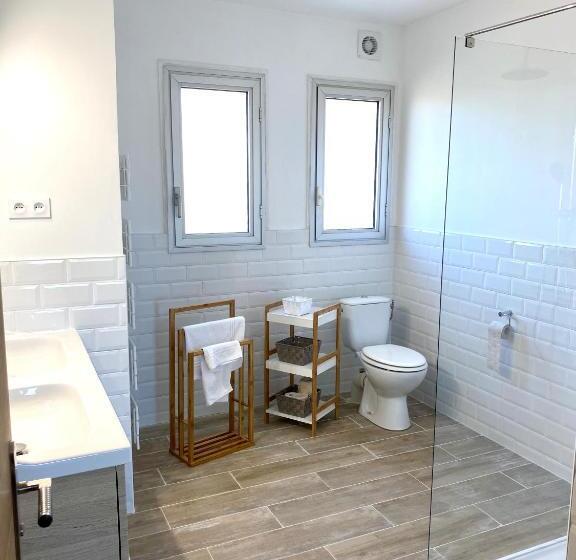 חדר לארבעה סטנדרטי עם מרפסת, Hôtel Le Plaisance