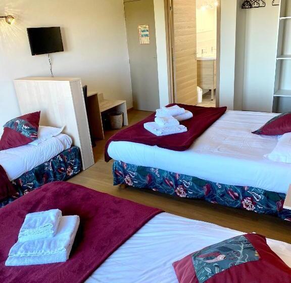 חדר לארבעה סטנדרטי עם מרפסת, Hôtel Le Plaisance