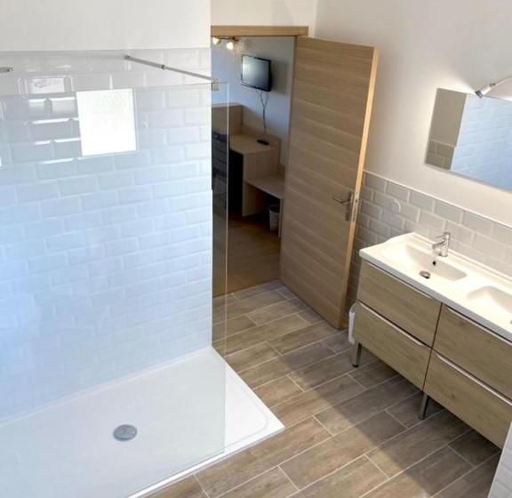 חדר לארבעה סטנדרטי עם מרפסת, Hôtel Le Plaisance