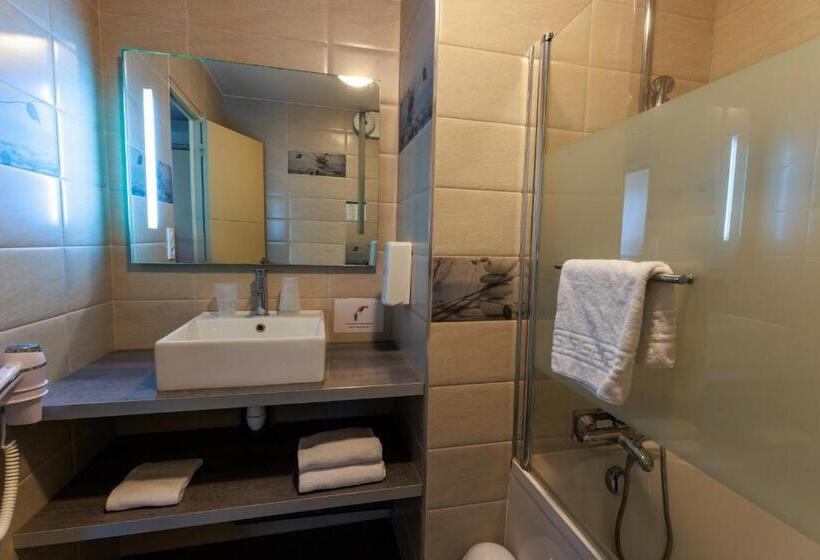 스탠다드 트리플 룸, Logis Hôtel Le Rochelois