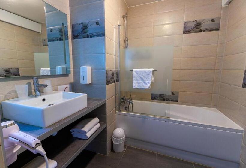 Номер Deluxe с Балконом, Logis Hôtel Le Rochelois