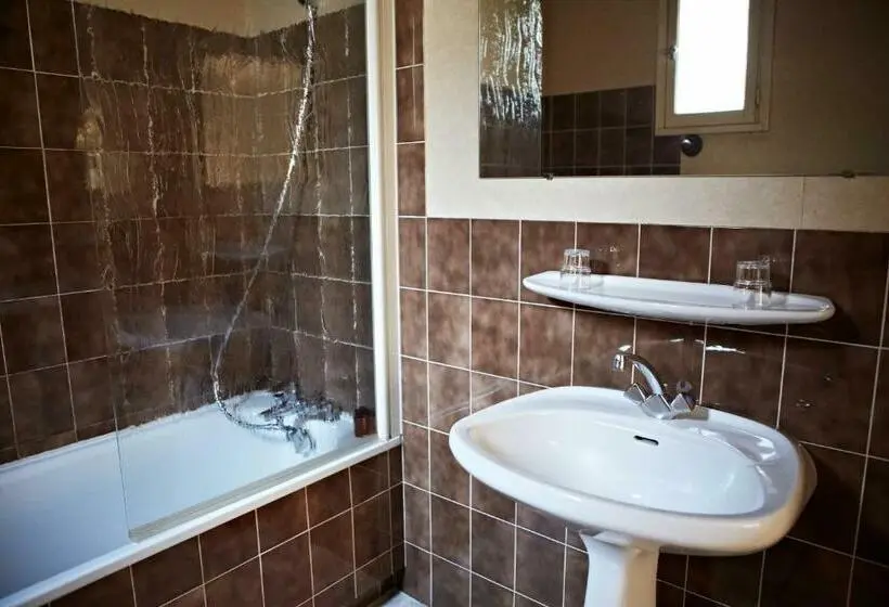 Standard Neljän Hengen Huone, Hôtel Mets Et Plaisirs