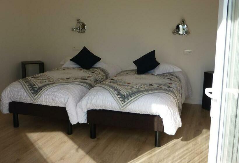 Номер Комфорт, Hôtel Les Voisins Beaucemaine