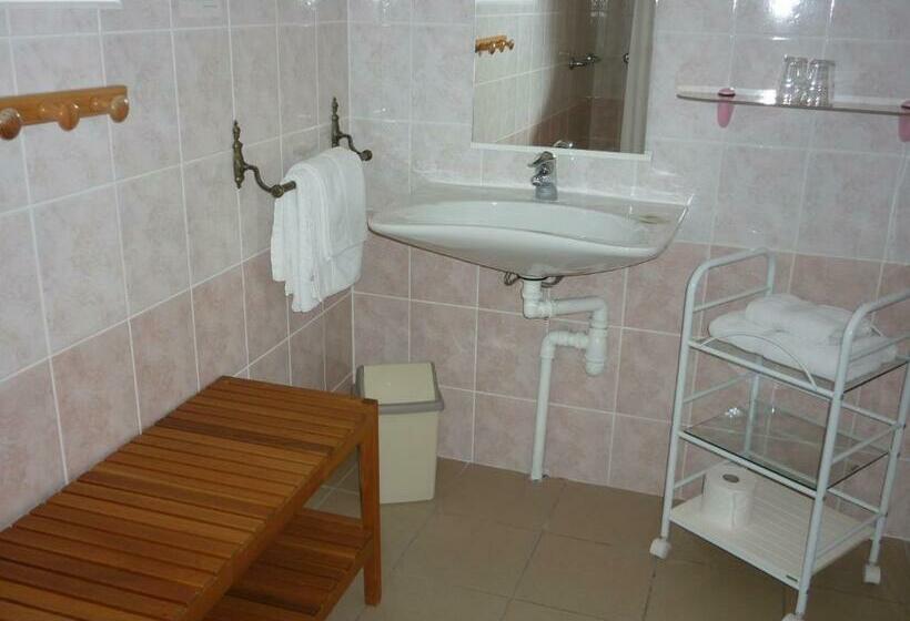 스탠다드 룸, Hôtel Les Voisins Beaucemaine