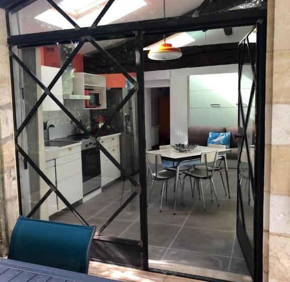 Apartament 1 Sypialnia Ogród, Chambres & Tables D'hôtes L'ostal De Pombonne