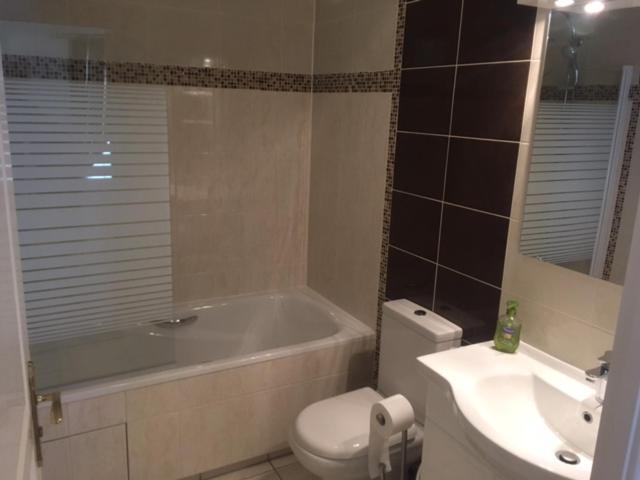 חדר משפחתי, Maison Tobias