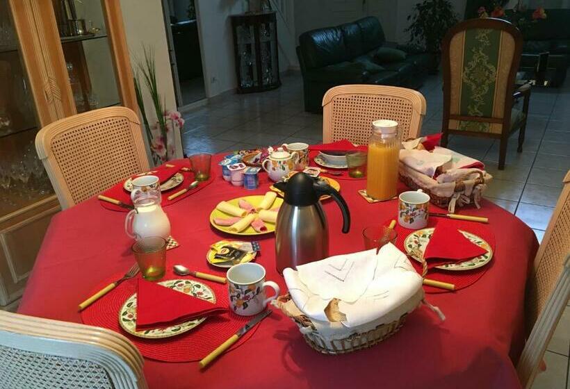 חדר משפחתי, Maison Tobias