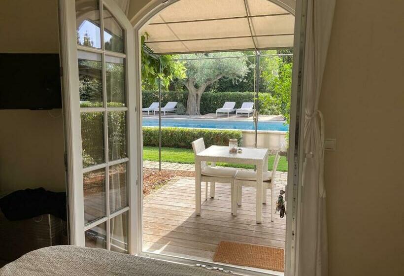 Номер Стандарт Вид на Бассейн, Villa La Begude   Boutique Luxury B&b