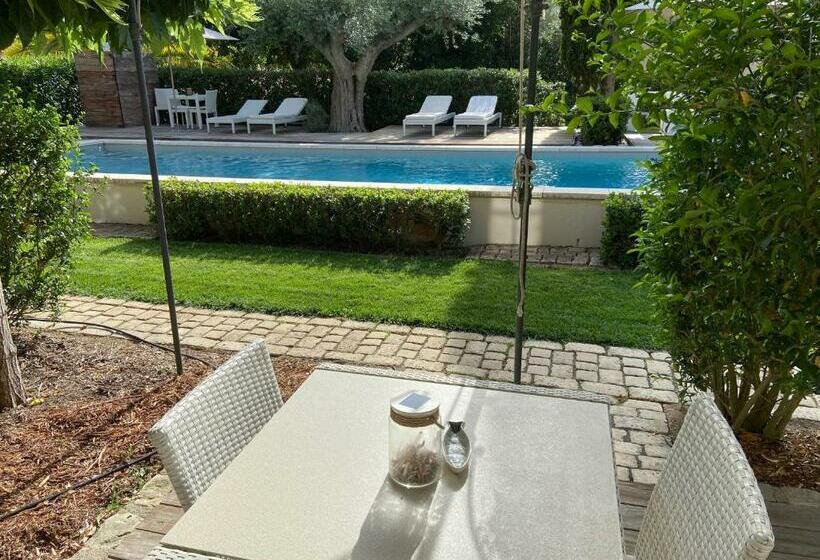 Номер Стандарт Вид на Бассейн, Villa La Begude   Boutique Luxury B&b