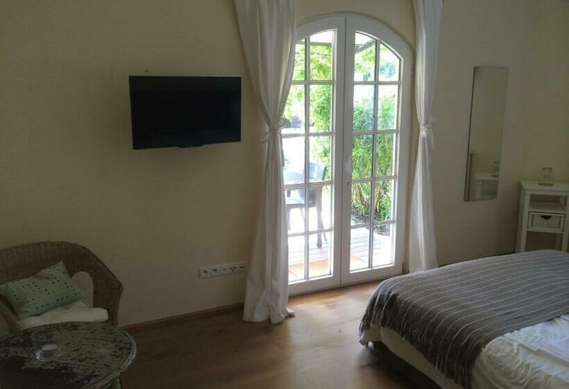 Номер Стандарт Вид на Бассейн, Villa La Begude   Boutique Luxury B&b