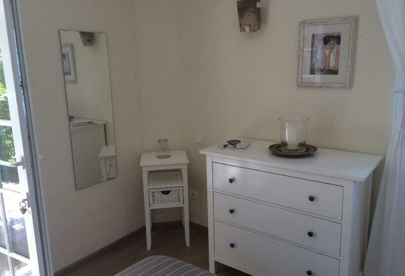 Номер Стандарт Вид на Бассейн, Villa La Begude   Boutique Luxury B&b