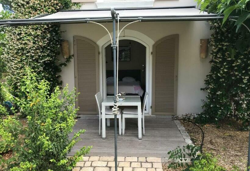 Номер Стандарт Вид на Бассейн, Villa La Begude   Boutique Luxury B&b