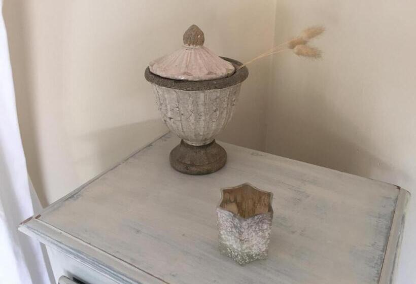 Номер Стандарт Вид на Бассейн, Villa La Begude   Boutique Luxury B&b