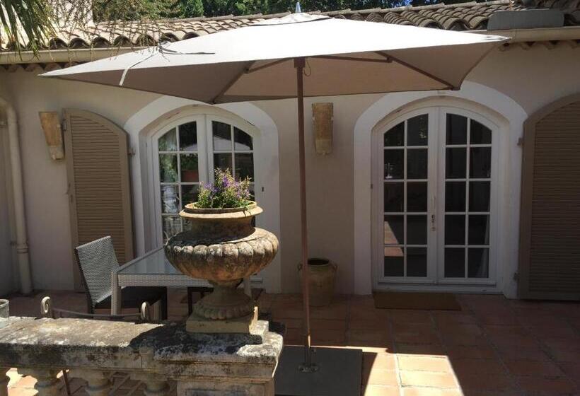 Номер Стандарт Вид на Бассейн, Villa La Begude   Boutique Luxury B&b