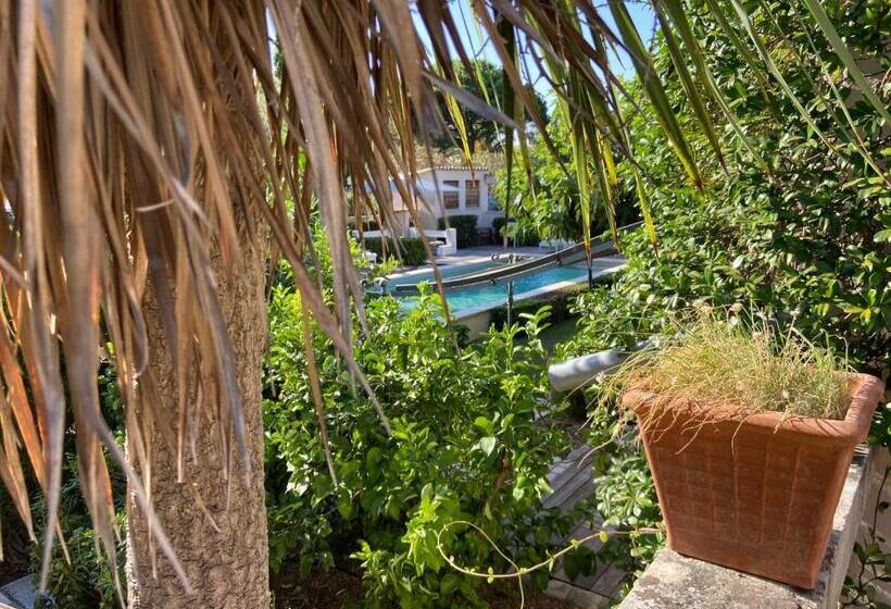 Номер Стандарт Вид на Бассейн, Villa La Begude   Boutique Luxury B&b