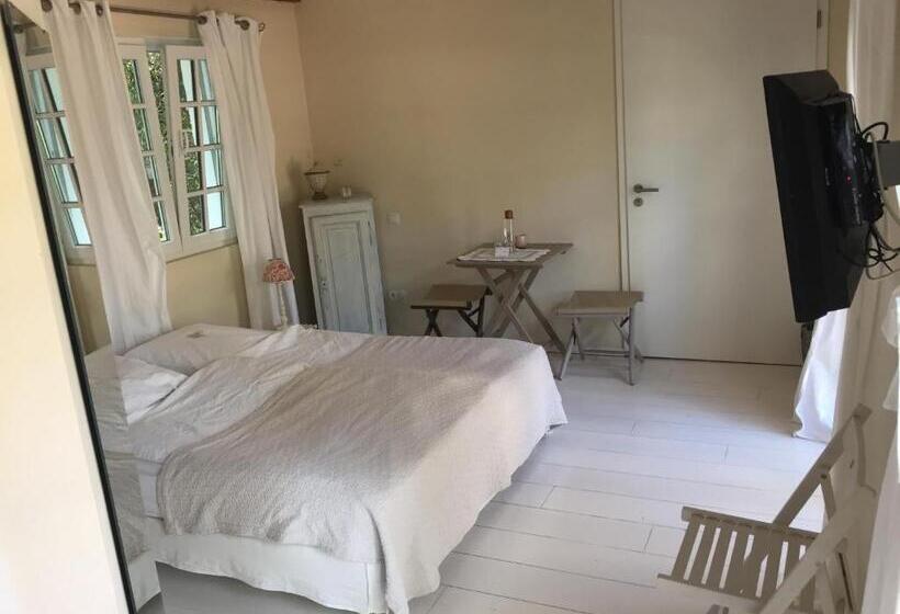 스탠다드 룸 풀장 전망, Villa La Begude   Boutique Luxury B&b