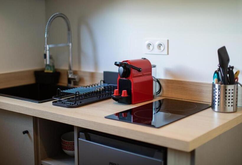 标准工作室, De La Baie